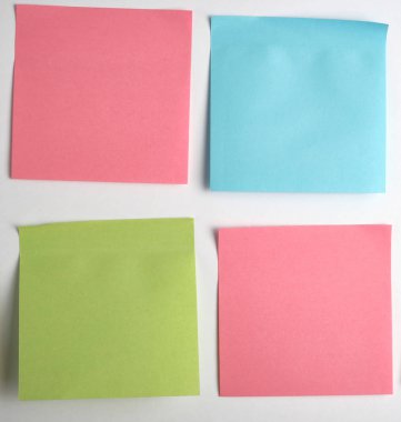 pembe, mavi, yeşil kağıt çıkartmalar beyaz arka plan üzerine yapıştırılmış