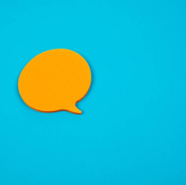 mavi bir arka plan üzerinde bulutlar şeklinde boş kağıt çıkartmalar