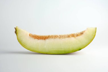 beyaz bir arka plan üzerinde tohumları ile olgun kavun parçası