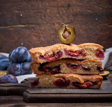 mavi erik ile sünger kek üçgen dilim yığını 