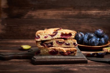 mavi erik ile sünger kek üçgen dilim yığını