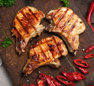 kaburga domuz kızarmış biftek bir vintage kahverengi ahşap tahta üzerinde yatıyor