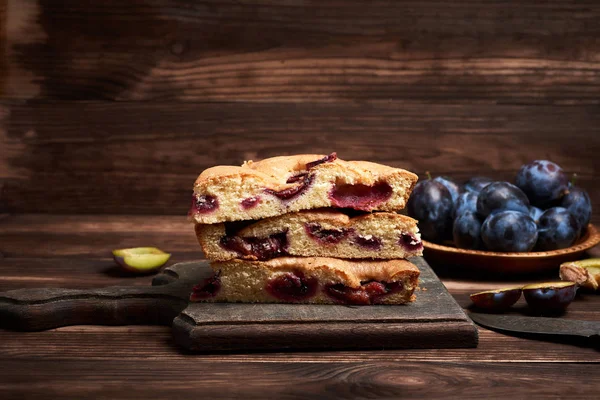 mavi erik ile sünger kek üçgen dilim yığını