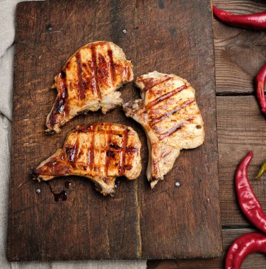 kaburga domuz kızarmış biftek bir vintage kahverengi ahşap tahta üzerinde yatıyor