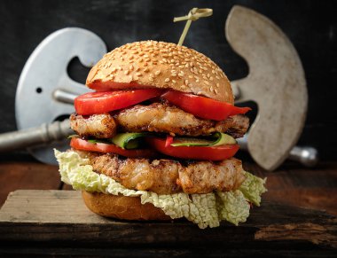 domuz kızarmış biftek ile ev yapımı çift hamburger, kırmızı domates, f