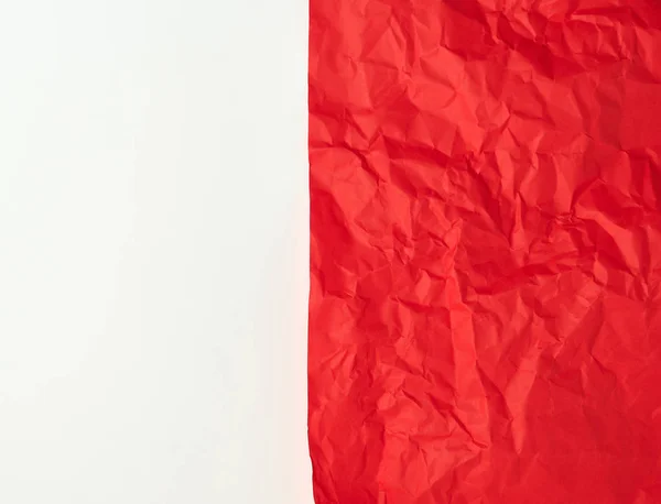 Verkruimeld rood papier op een witte achtergrond — Stockfoto