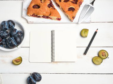 boş beyaz sayfalı açık not defteri