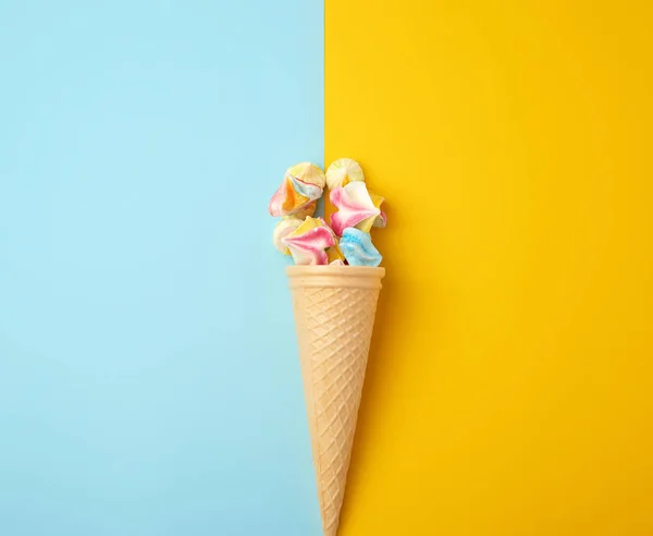 Merengues horneados multicolores en una taza de gofres —  Fotos de Stock