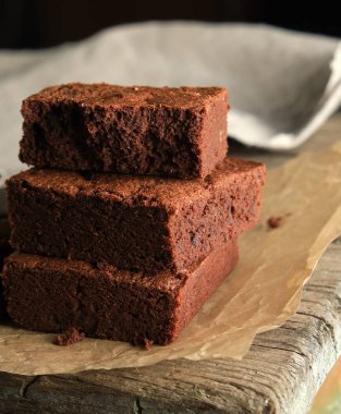 çikolatalı brownie kek pişmiş kare parçalar yığını