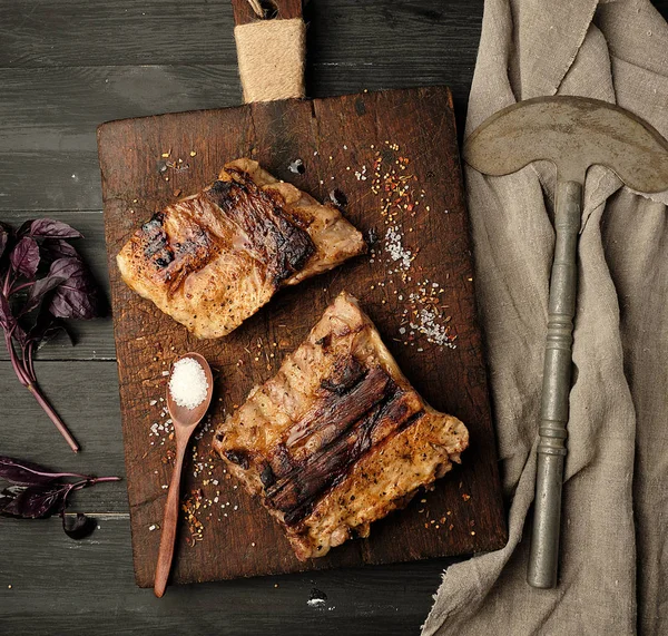 Ребер из свинины на коричневой деревянной доске — стоковое фото