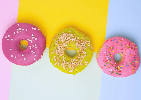 Sprinkles ile üç yuvarlak farklı tatlı çörekler — Stok fotoğraf