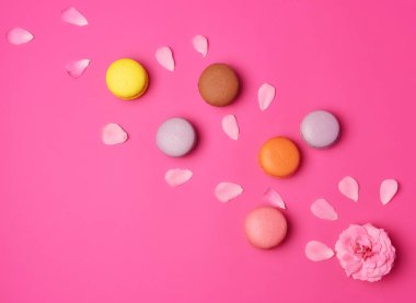 krem ve scatt ile pembe bir gül tomurcuk ile çok renkli makarna