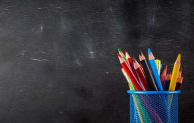 çok renkli ahşap kalem ve kalem ile mavi kırtasiye cam