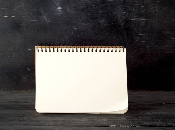 Ανοιχτό σπειροειδές σημειωματάριο με κενά λευκά φύλλα σε μαύρο Cha — Φωτογραφία Αρχείου