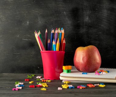 dizüstü bilgisayar yığını üzerinde olgun kırmızı elma