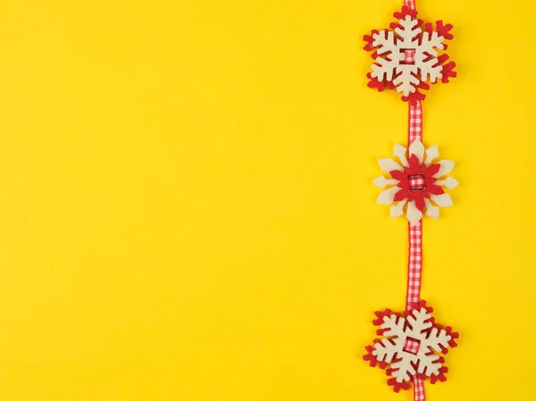 Karangan bunga Natal dengan ukiran kepingan salju di tulang rusuk merah — Stok Foto