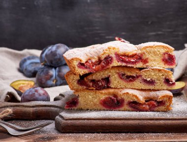 mavi erik ile sünger kek üçgen dilim yığını 