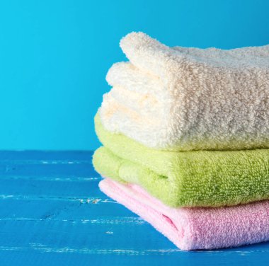 çok renkli yeni terry banyo havlusu yığını