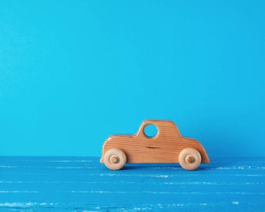 mavi bir arka plan üzerinde ahşap çocuk araba