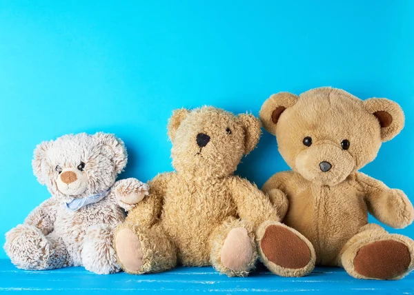 mavi bir arka plan, dostluk kavramı, kopya birçok oyuncak ayılar 