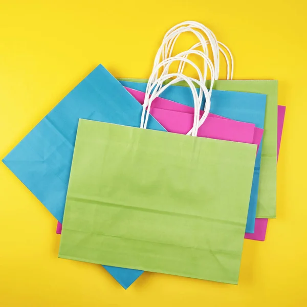 Sacos de compras de papel multicoloridos retangulares — Fotografia de Stock