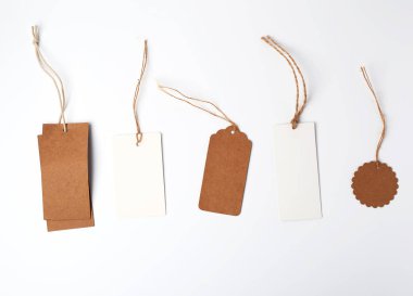 kahverengi ve beyaz kağıt asmak yuvarlak ve dikdörtgen fiyat etiketleri