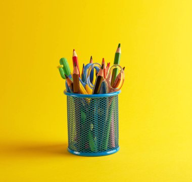 çok renkli ahşap kalemler ile mavi kırtasiye cam 