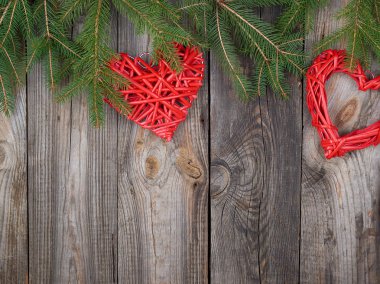 eski b gri ahşap arka plan üzerinde iğne yeşil dalları