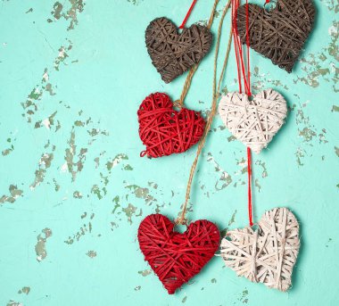 yeşil bir arka plan üzerinde hasır kalpler