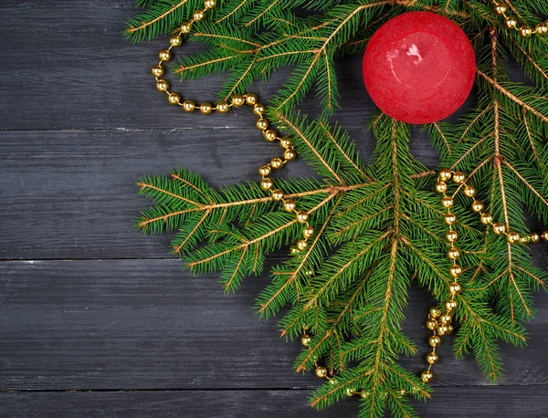 Ramos de abeto verde e vela vermelha de Natal — Fotografia de Stock