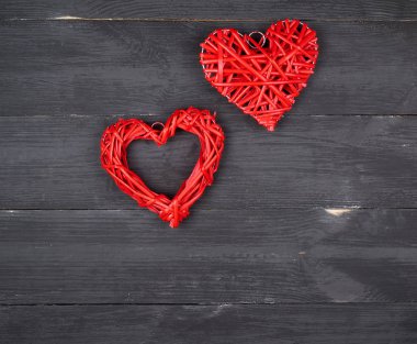 siyah bir arka plan üzerinde iki hasır kırmızı kalpler