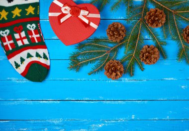 kahverengi koniler ile yeşil ladin dalı