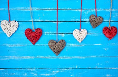 bir ip üzerinde asılı çeşitli hasır dekoratif kalpler