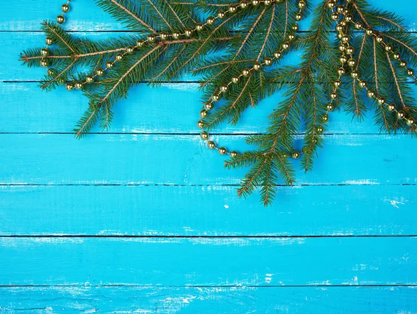 Ramas verdes de agujas y guirnalda amarilla de Navidad — Foto de Stock