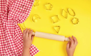 yeni ahşap oklava, kırmızı tekstil peçete ve iki kadın elleri