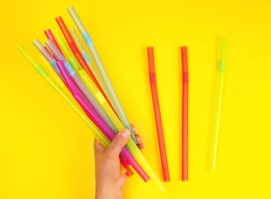 kadın el tutan çok renkli plastik kokteyl tüpleri