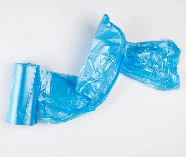 Sodrott kék műanyag zacskók a bin fehér háttér — Stock Fotó