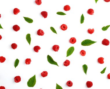 kırmızı olgun ahududu ve yeşil yaprakları beyaz bir backg üzerinde dağınık