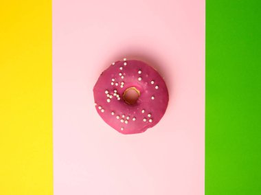 serpinti ile bütün yuvarlak kırmızı donut bir renk arka plan üzerinde yalan