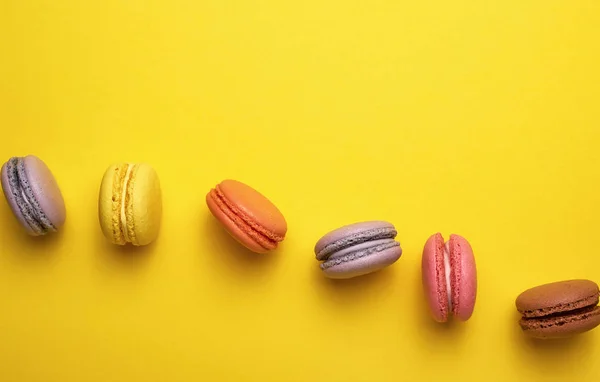 Assortiment van multi-gekleurde gebakken ronde Macarons — Stockfoto