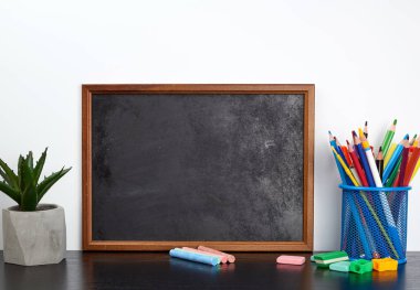 boş siyah tebeşir tahtası, mavi metal s çok renkli kalemler