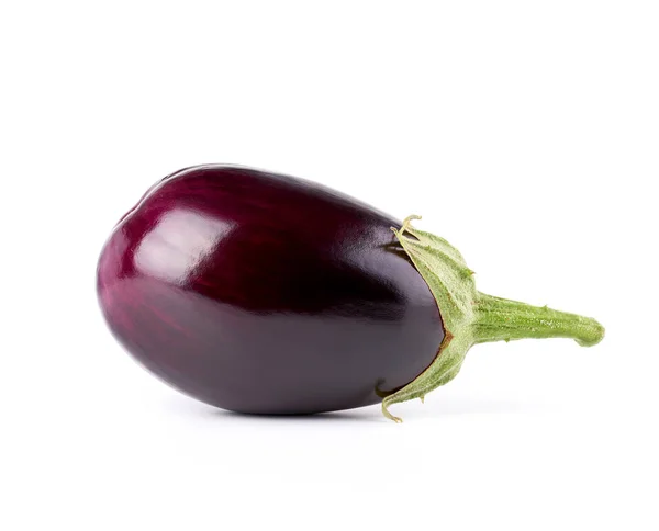 Hele paarse verse aubergine met groene basis geïsoleerd op witte ba — Stockfoto