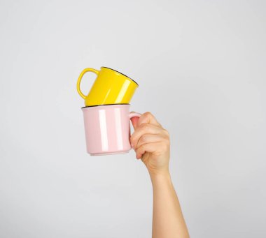 seramik kupalar bir yığın tutan kadın el