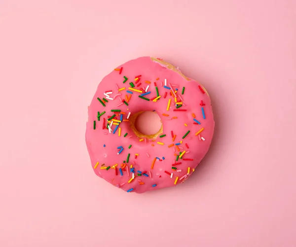 Renkli sprinkles ile pembe yuvarlak donut — Stok fotoğraf