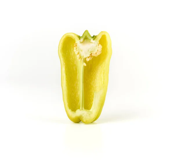 Mezzo peperone verde su fondo bianco — Foto Stock