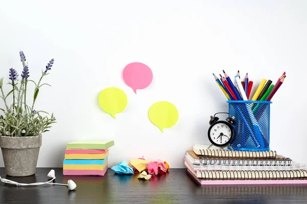 bir tasarımcı veya serbest çalışan, sabit ile siyah masa işyeri