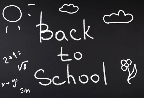 Tableau de craie noir et et l'inscription de retour à l'école, plein f — Photo