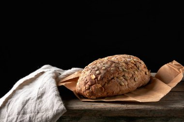 Kabak tohumları ile çavdar unu yapılmış pişmiş oval ekmek