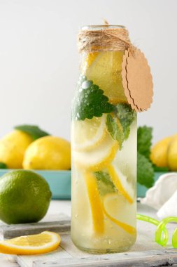 limon, nane yaprakları, bir gl kireç ile ferahlatıcı içecek limonata