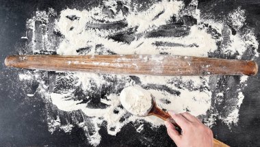 çok eski kahverengi ahşap oklava ve kadın el